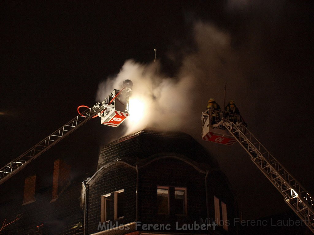 Feuer 3 Dachstuhlbrand Koeln Muelheim Gluecksburgstr P060.JPG